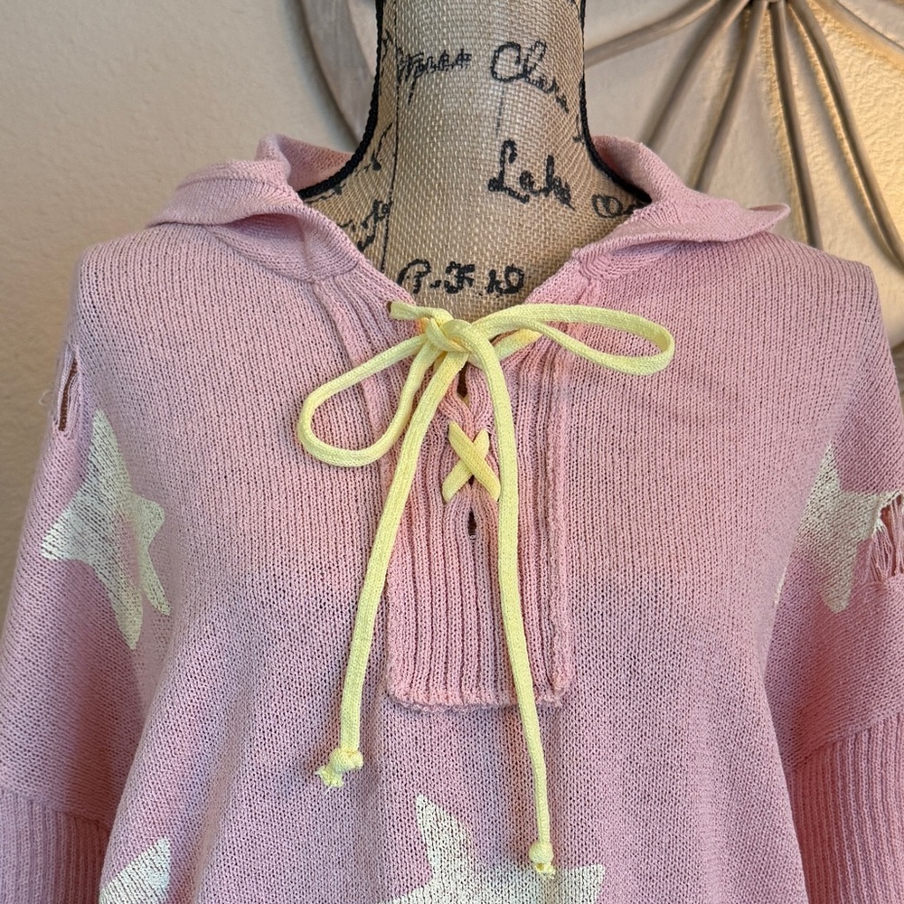 New POL Pink and White Star Patterned Women's Distressed Sweater - Picture 3 of 12